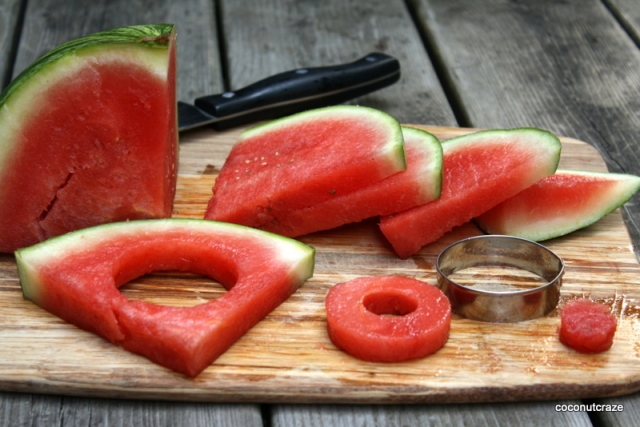 Cutting melon into rings